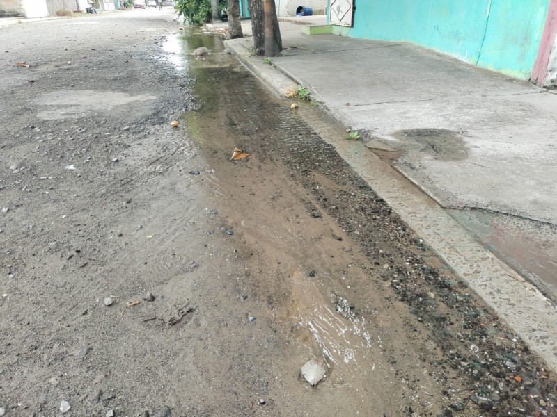 Reportan fuga de agua potable en Colonia Astilleros,