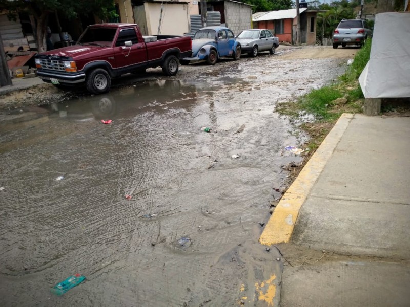 Reportan fuga de aguas negras