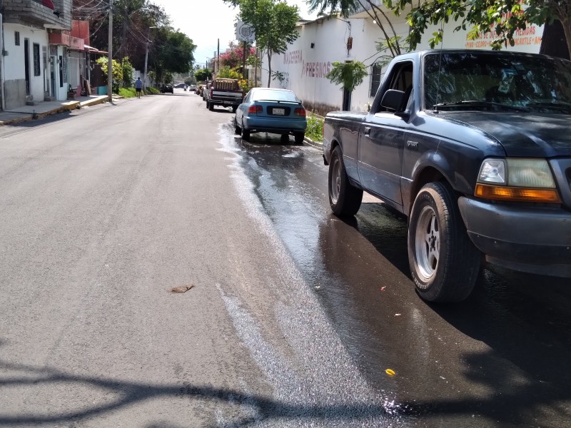 Reportan fuga de aguas negras en calle Perú