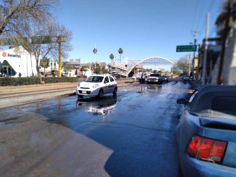 Reportan fuga de aguas negras en Calle Ruiz Cortines