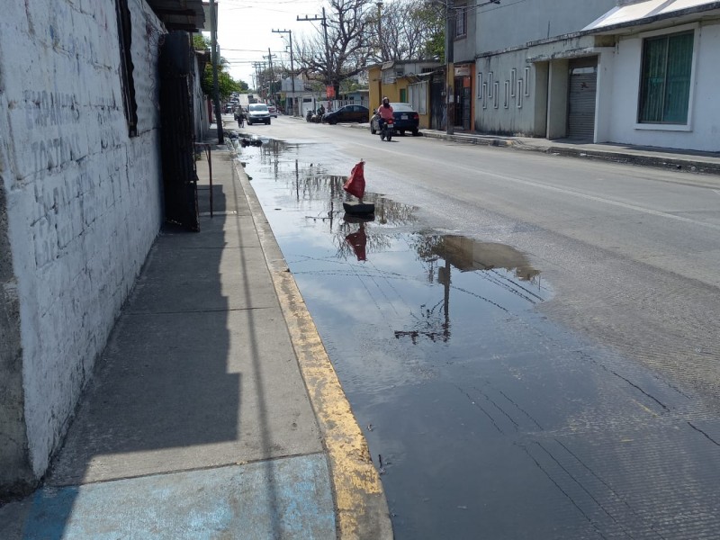 Reportan fuga de aguas negras en colonia Los Reyes