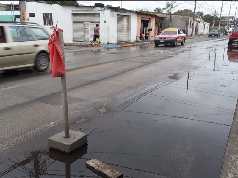 Reportan fuga de aguas negras en la colonia Los Reyes