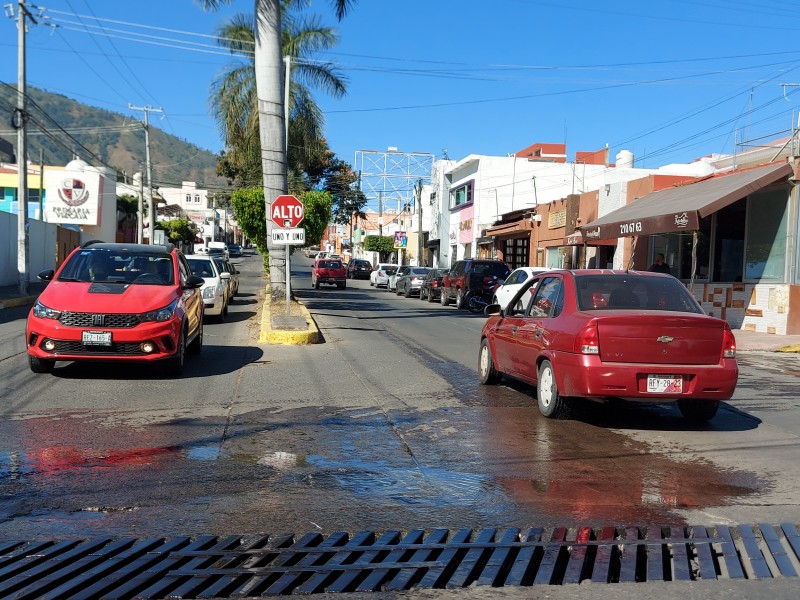 Reportan fuga de aguas negras incontrolable en Avenida del ejército