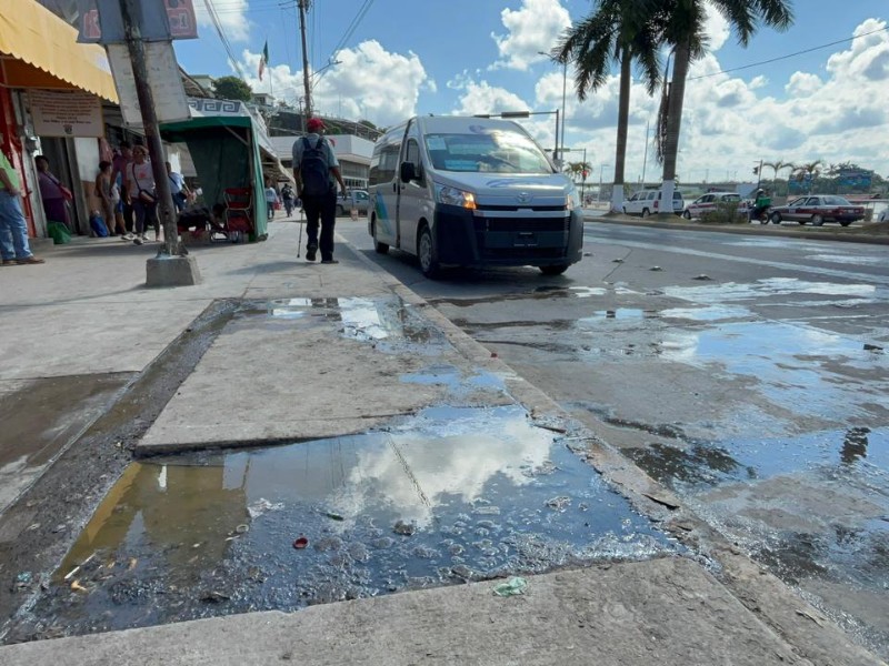 Reportan fuga de aguas residuales en paradero “El Almendro”