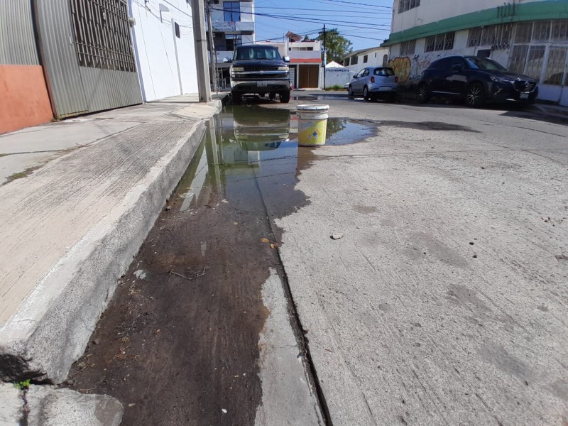 Reportan fugas de aguas negras en calle Málaga