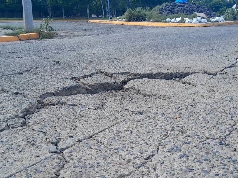 Reportan hundimiento en avenida Santos Degollado de la colonia centro en Guasave