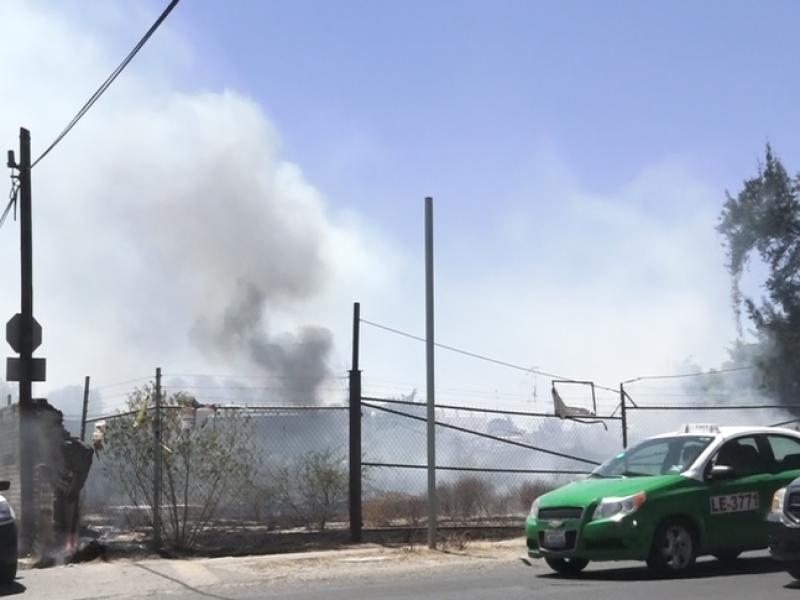 Reportan incendio de terreno baldío en León