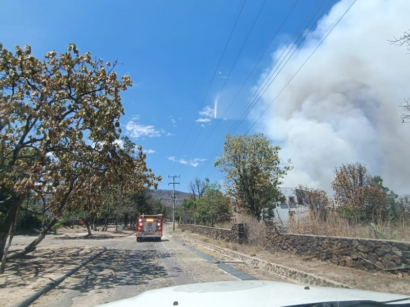 Reportan incendio en predio de la autopista a Tepic
