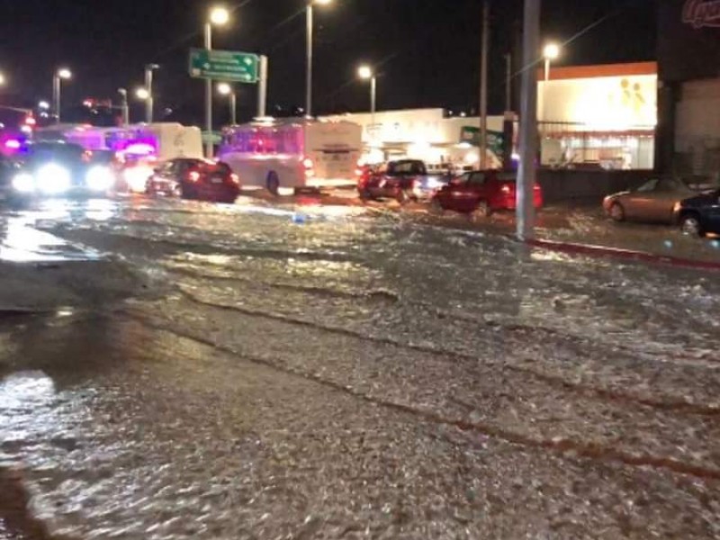 Reportan inundaciones y encharcamientos tras lluvias de esta noche