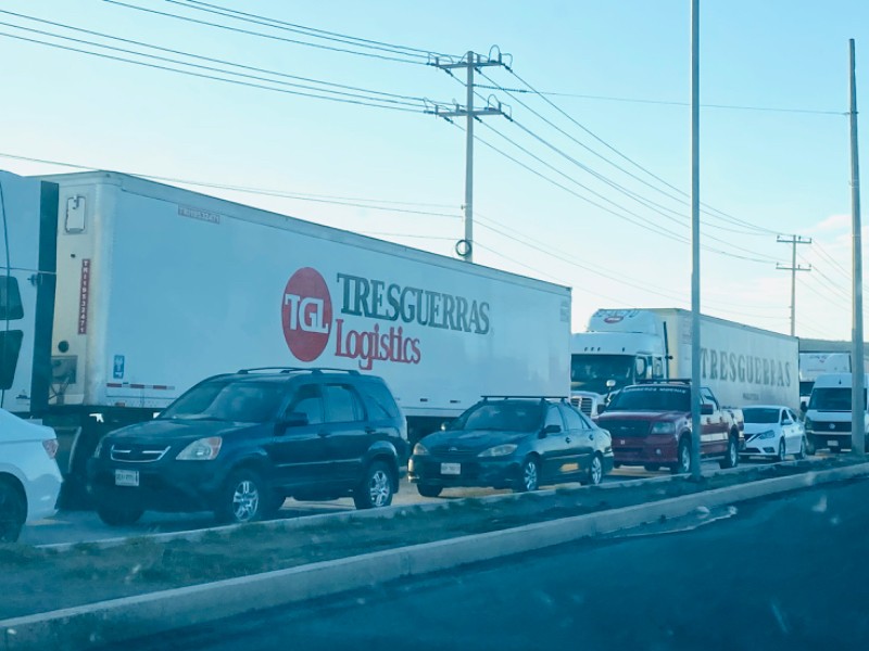 Reportan largas filas de transportistas sobre la carretera Mochis-Topolobampo