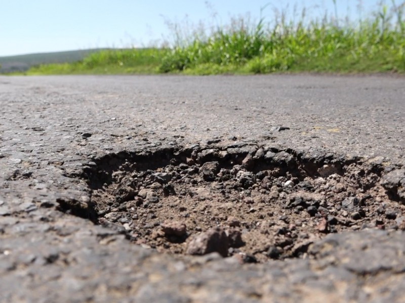 Reportan mal estado del camino a la comunidad de Uruetaro