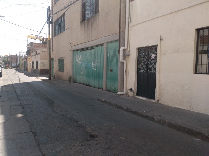 Reportan malos olores en calle Constancia