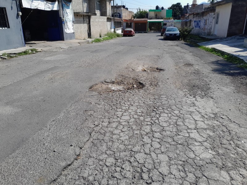 Reportan múltiples baches en la calle Washington