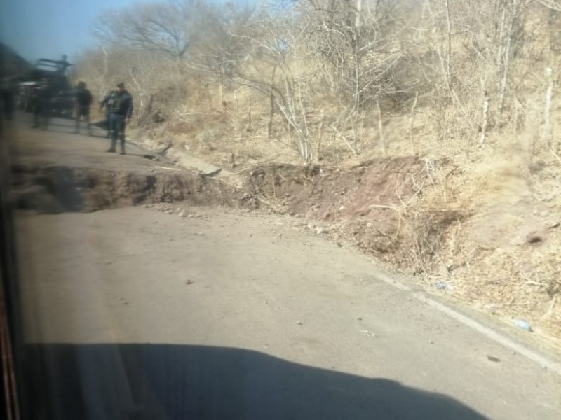 Reportan nuevo destrozo a carretera en Aguililla