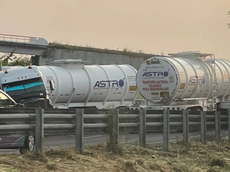 Reportan percance de tractocamión con carga peligrosa en la carretera 140