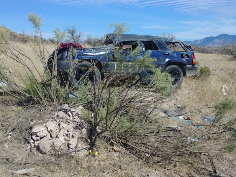 Reportan persona lesionada tras volcar su auto en accidente