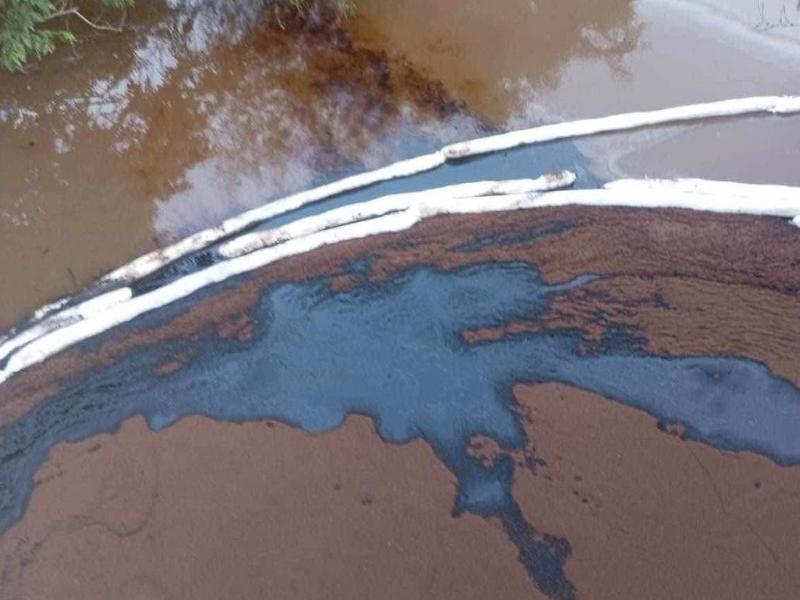 Reportan posible contaminación por hidrocarburos en arroyo de Jáltipan