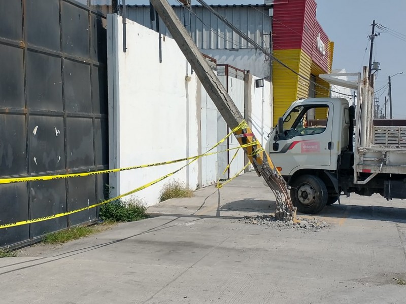 Reportan poste a punto de caer en carretera a Medellín