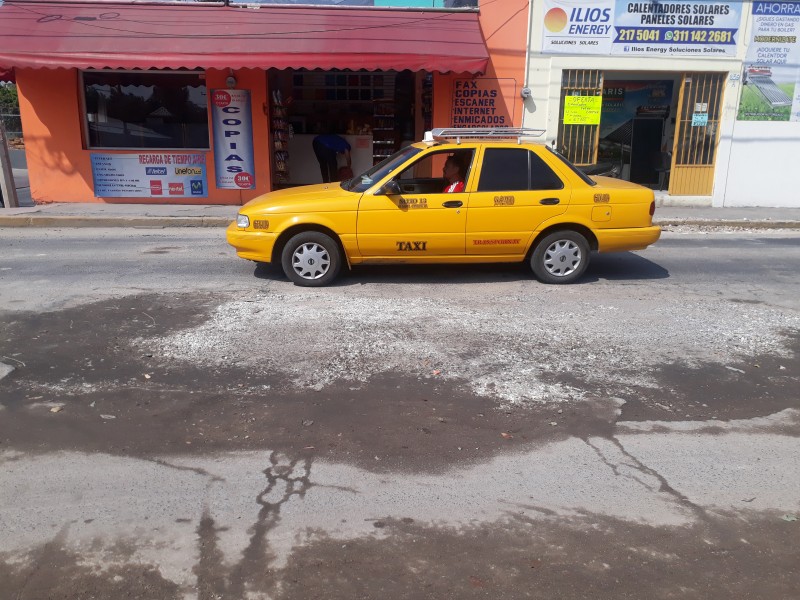 Reportan pozo y hundimiento en calle Bucerías