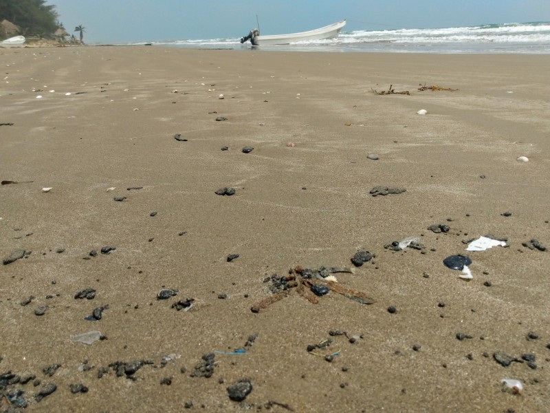 Reportan presencia de chapopote en Barra Galindo