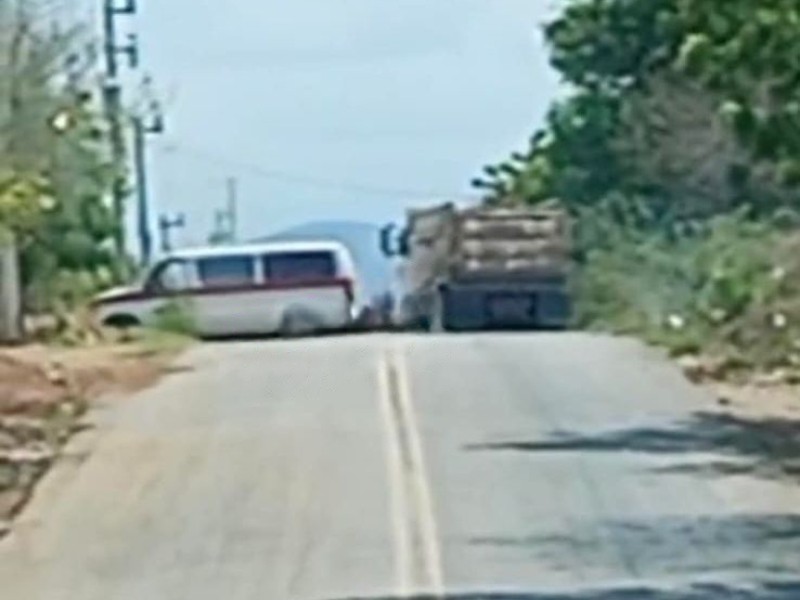 Reportan presunto bloqueo en carretera de El Rosario