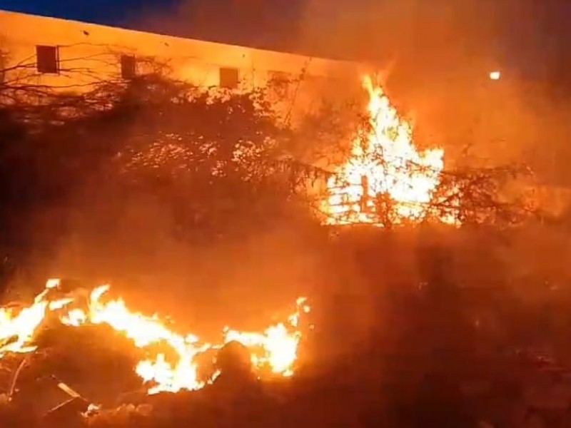 Reportan quema masiva de basura en Urbi Villa del Rey