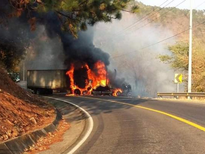 Reportan quema vehículos en carretera Uruapan-Lombardía