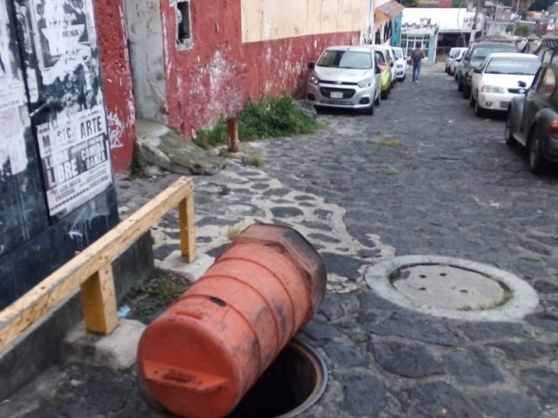 Reportan registro de luz destapado en pleno centro de Xalapa