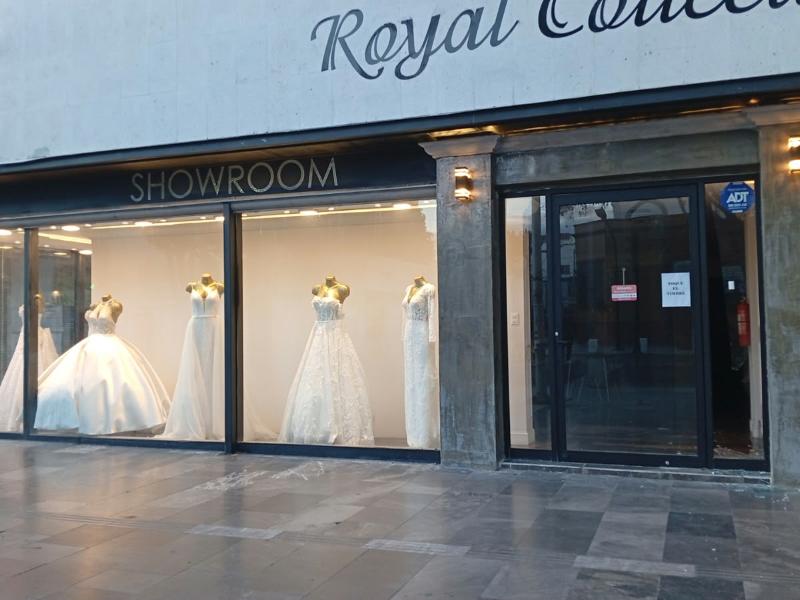 Reportan segundo cristalazo en boutique de vestidos de novia