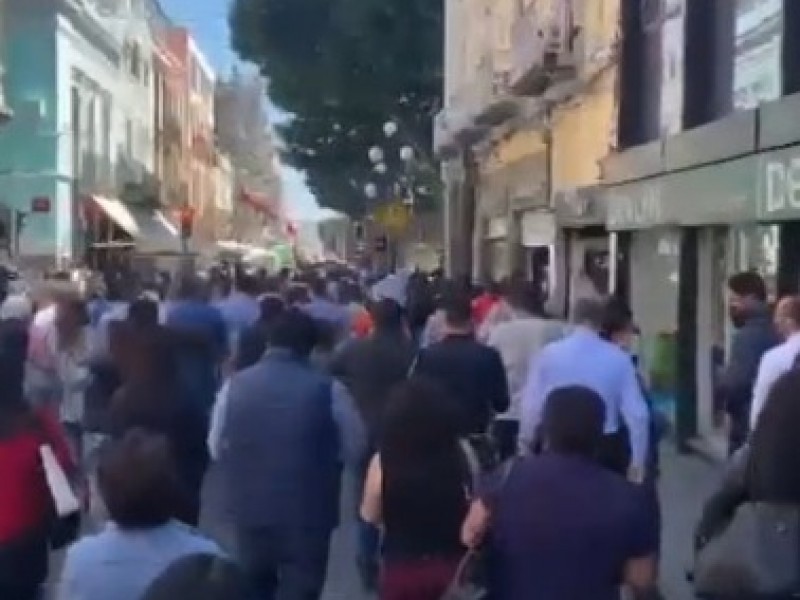 Reportan sismo y desalojan edificios del Centro de Puebla