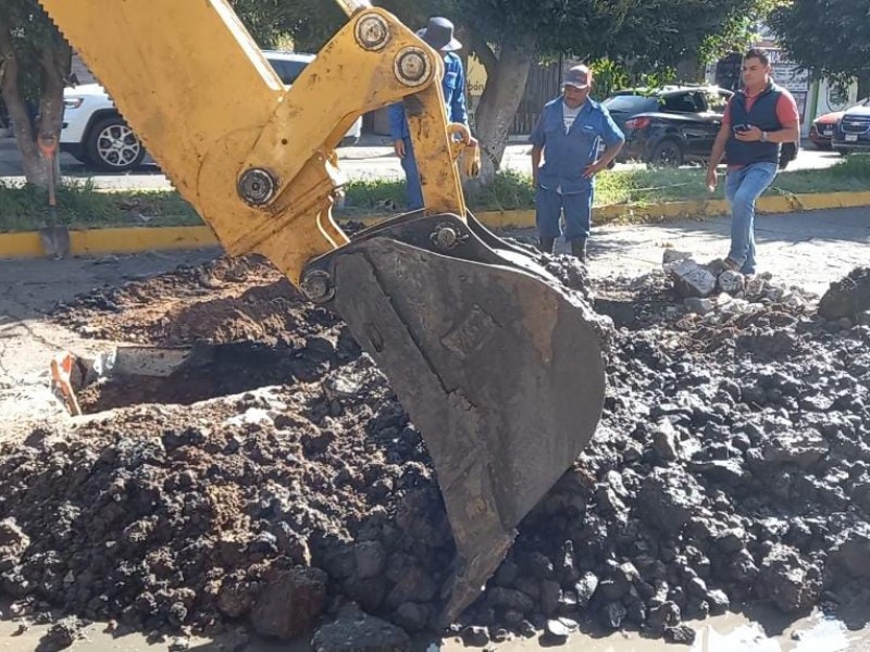 Reportan socavón en Av. Universidad; vecinos denuncian falta de mantenimiento