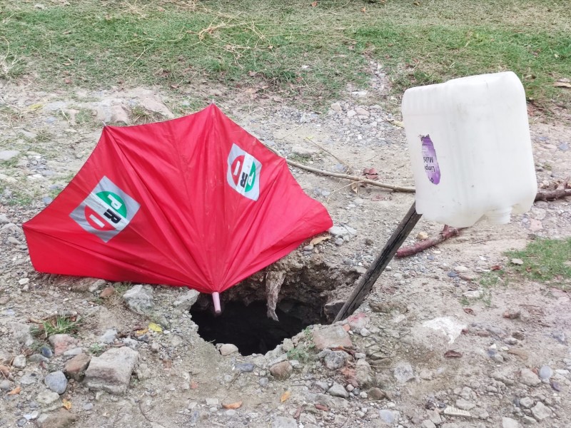 Reportan socavón en calle Ixcoatl de Tuxpan