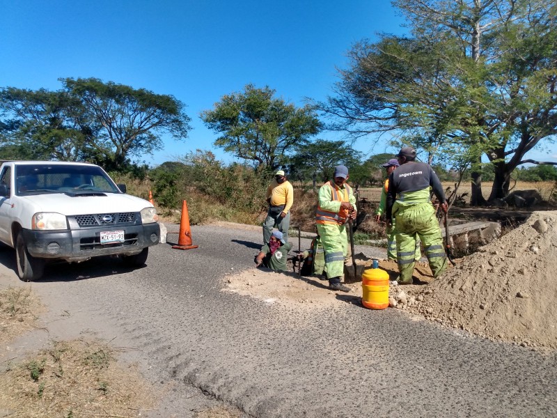 Reportan socavón sobre carretera entre Juchitán y Espinal