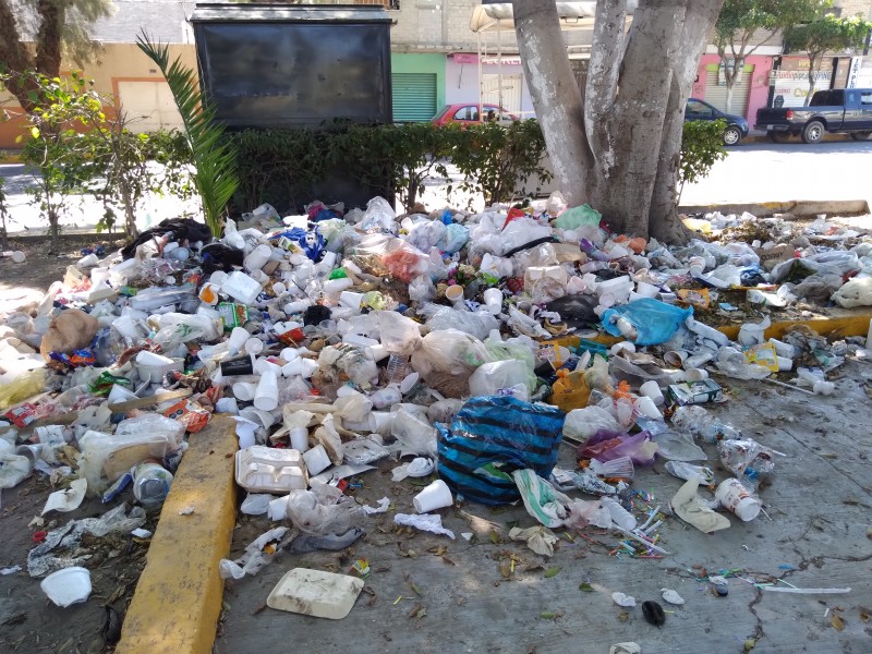 Reportan tiradero de basura en parque de la Serdán