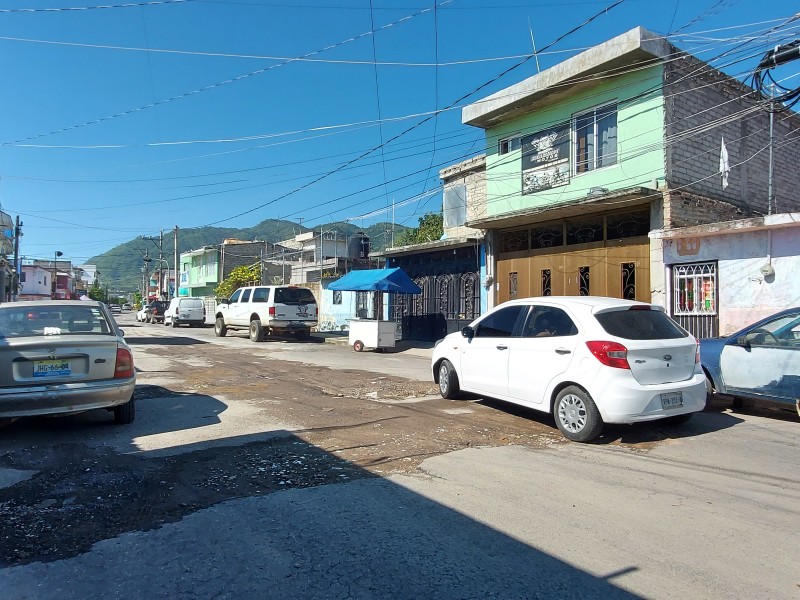 Reportan trabajos a medias en bacheo de calle Praxedis Guerrero