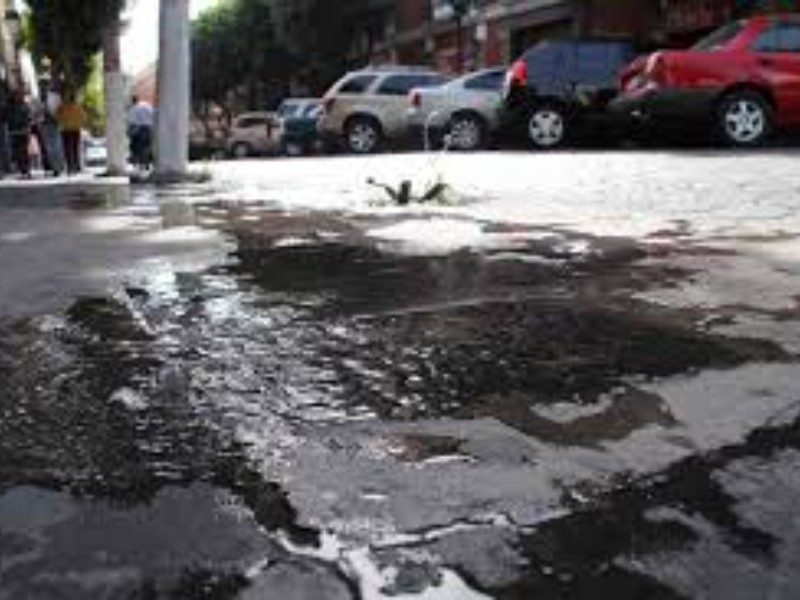 Reportan varias fugas de agua en la ciudad sin atender