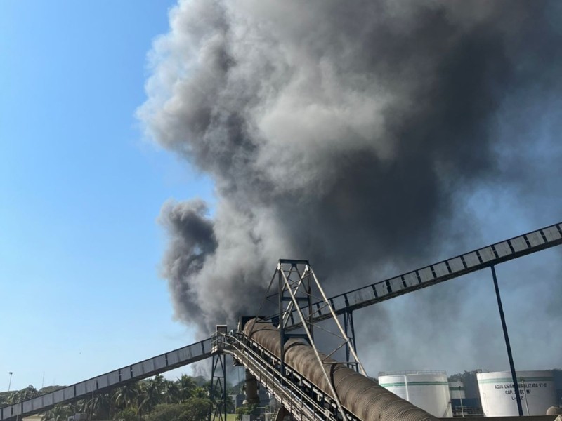 Reportan vecinos de Petacalco incendio en la termoeléctrica