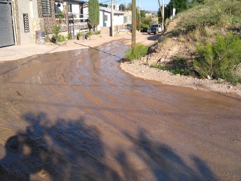 Reportan vecinos de solidaridad fuga de agua potable