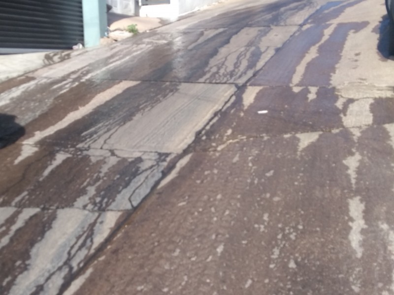 Reportan vecinos fugas de agua en calle Privada Huatabampo