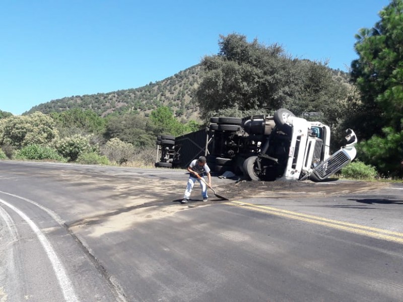 Reportan Volcadura  en Azumbilla.