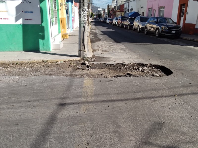 Reportan zanjas en la calle Mina