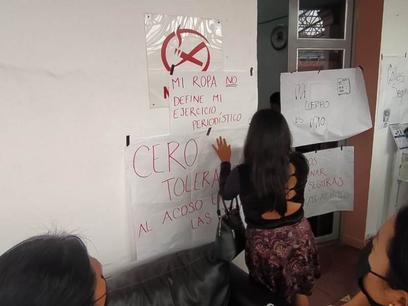 Reporteras protestan por acoso a compañera en oficinas del Cobach