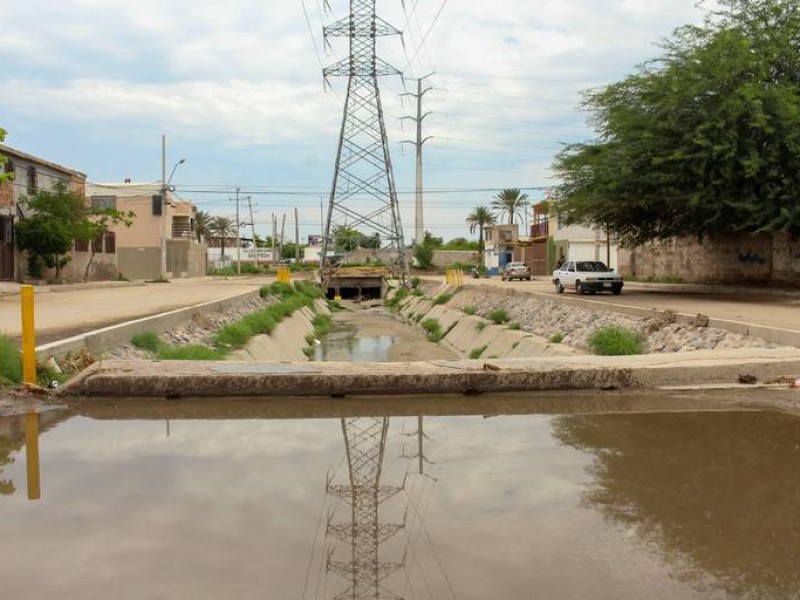 Reportes de niños en canales y autos varados durante lluvias