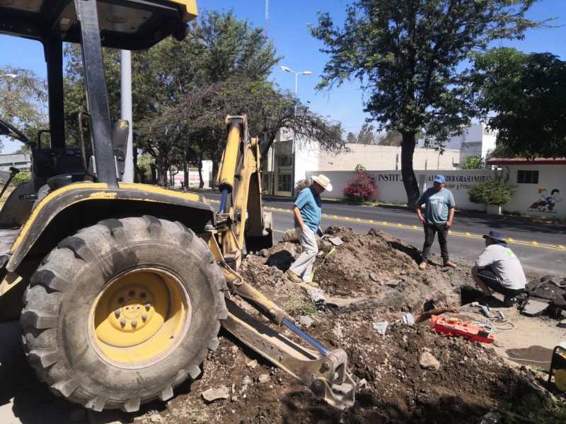 Repara SIAPA fuga de agua potable en Av. insurgentes