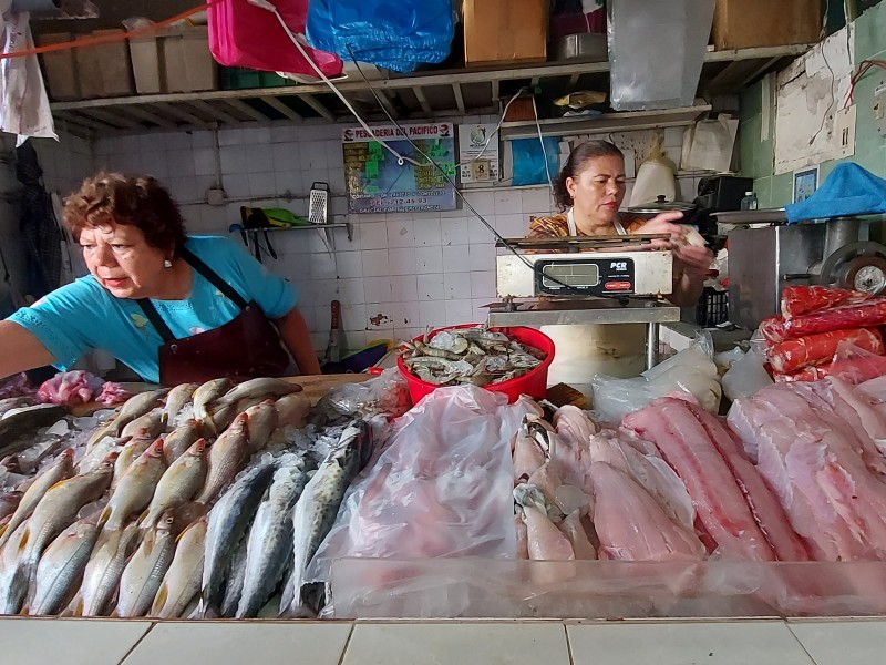 Comerciantes de pescados y mariscos afrontan la temporada baja