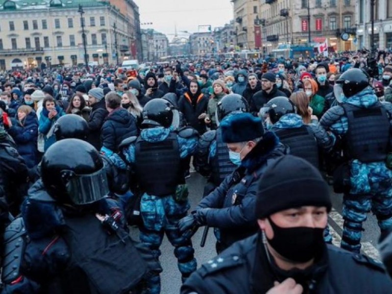 Reprimen con violencia protestas en Rusia
