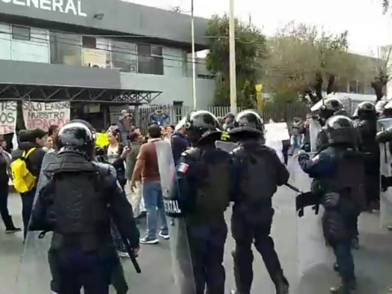 Reprimen policías estatales manifestación en el ISSSTE