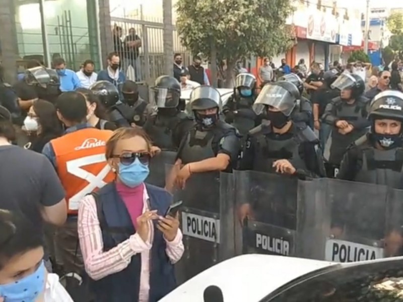 Reprocha Alfaro violencia policial en manifestaciones; advierte sanciones