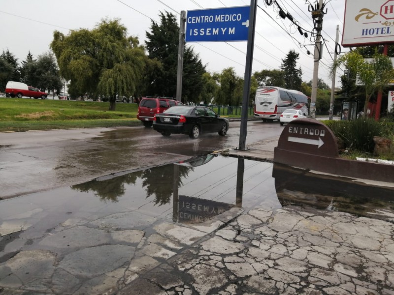 Repugnante, fuga de aguas negras en Tollocan