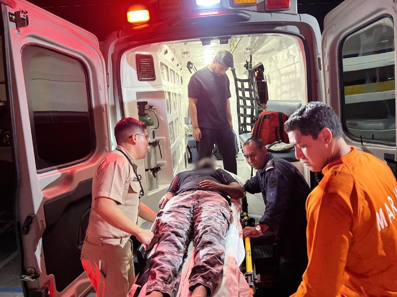 Rescata marina a tripulante con urgencia médica en alta mar